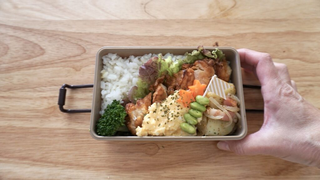 クリスマス弁当には、デコレーションケーキ用ピックを使うと手軽に綺麗で豪華なお弁当が作れます。チキン南蛮、枝豆、ブロッコリー、ジャーマンポテト、レタス、星型の人参を添えて完成。