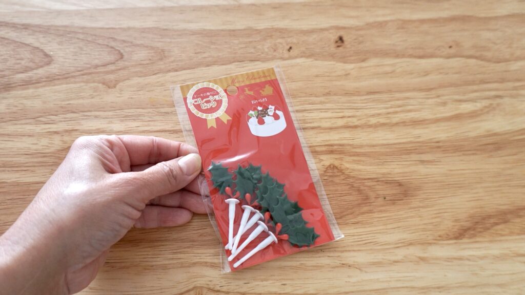 クリスマス弁当には、デコレーションケーキ用ピックを使うと手軽に綺麗で豪華なお弁当が作れます。チキン南蛮、枝豆、ブロッコリー、ジャーマンポテト、レタス、星型の人参を添えて完成。