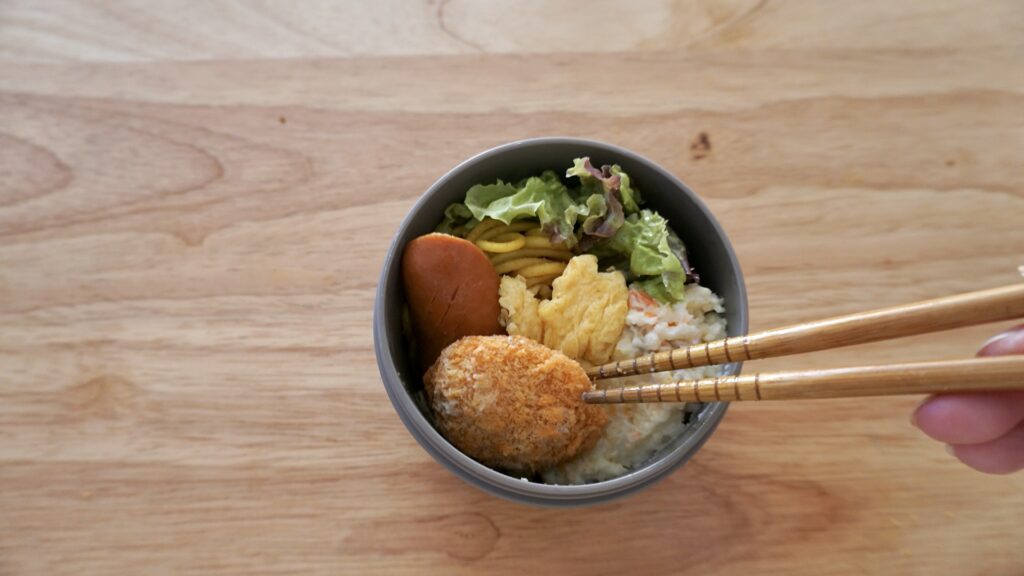 スープジャーで作る、あつあつドリア弁当。スリコ、3coinsのスープジャーで、ドリアとおかず。ポテサラ、ソーセージ、カレーパスタ、スクランブルエッグ。パスタソース活用です。