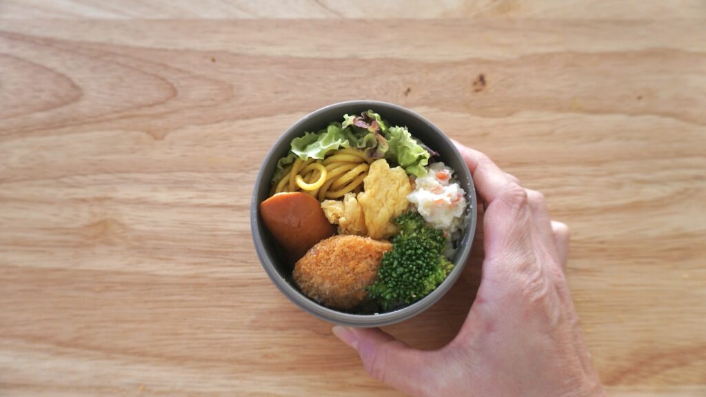 スープジャーで作る、あつあつドリア弁当。スリコ、3coinsのスープジャーで、ドリアとおかず。ポテサラ、ソーセージ、カレーパスタ、スクランブルエッグ。パスタソース活用です。