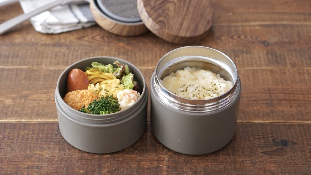 スープジャーで作る、あつあつドリア弁当。スリコ、3coinsのスープジャーで、ドリアとおかず。ポテサラ、ソーセージ、カレーパスタ、スクランブルエッグ。パスタソース活用です。