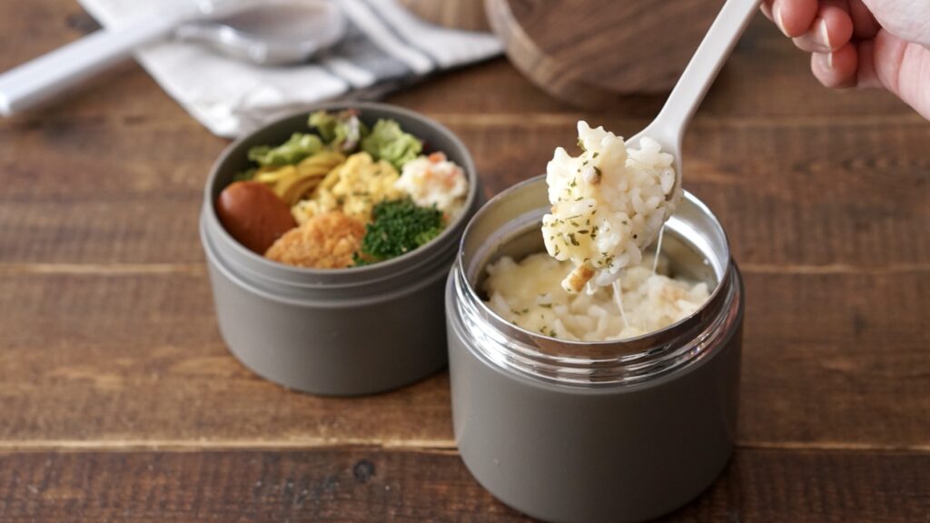 スープジャーで作る、あつあつドリア弁当。スリコ、3coinsのスープジャーで、ドリアとおかず。ポテサラ、ソーセージ、カレーパスタ、スクランブルエッグ。パスタソース活用です。