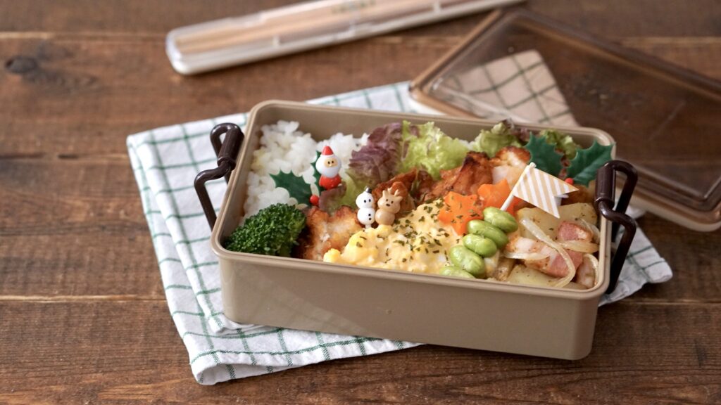 クリスマス弁当には、デコレーションケーキ用ピックを使うと手軽に綺麗で豪華なお弁当が作れます。チキン南蛮、枝豆、ブロッコリー、ジャーマンポテト、レタス、星型の人参を添えて完成。