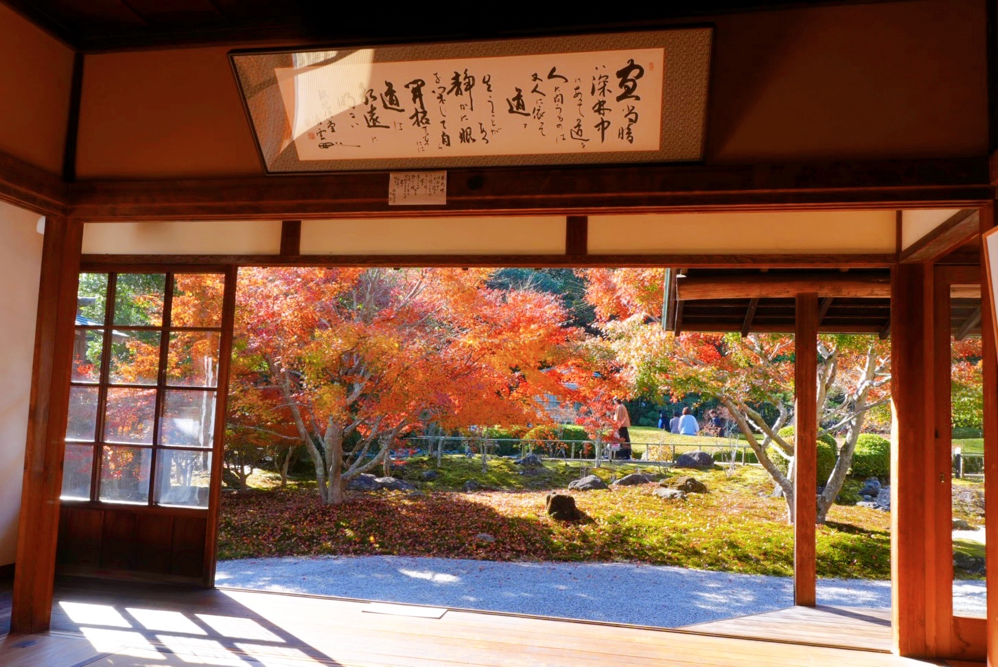鎌倉・長寿寺の方丈から眺める紅葉