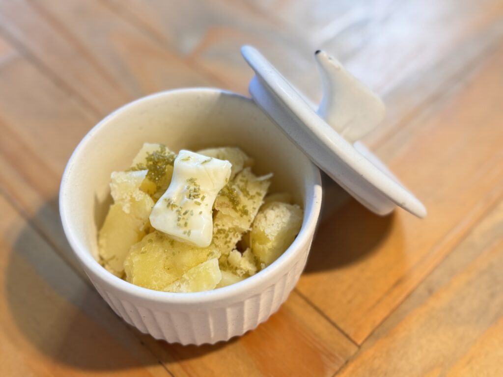 益子焼の陶器を使用
じゃがバターこんぶ茶添え