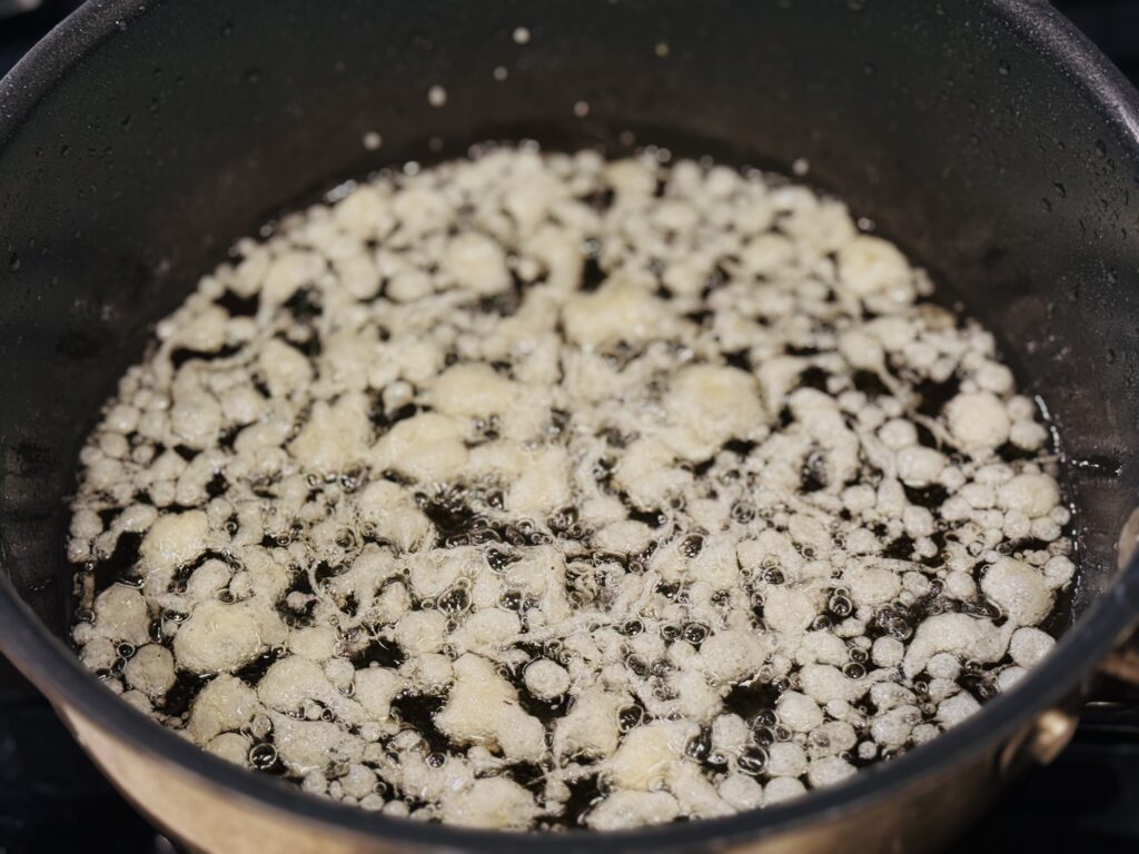 天ぷら後の油で天かすを作る