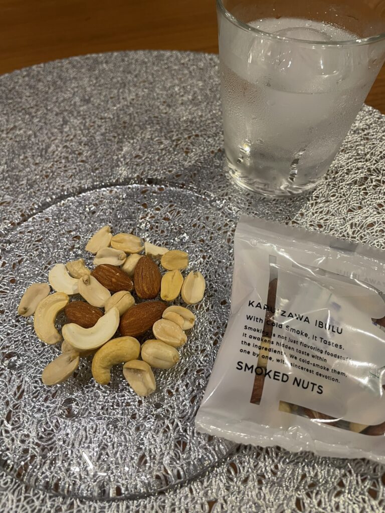 軽井沢いぶるの燻製ナッツとお酒