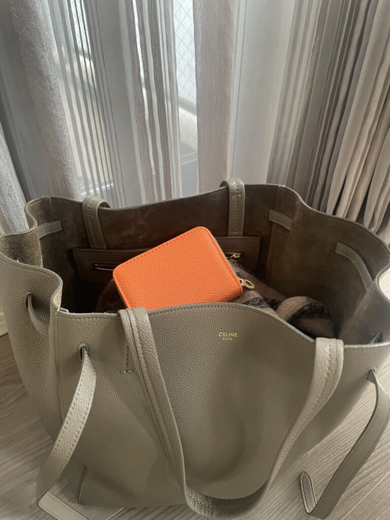 セリーヌのバッグとオレンジの開運財布