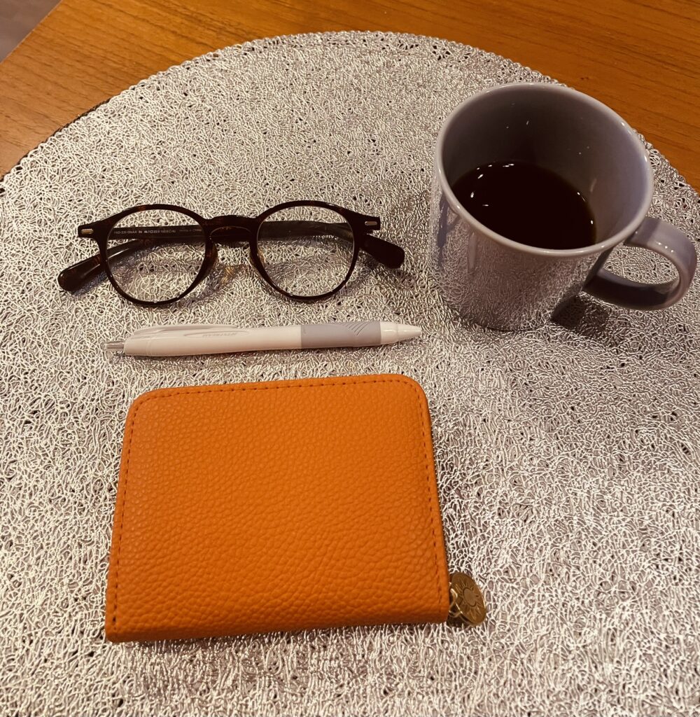 開運財布とメガネとコーヒーとペン