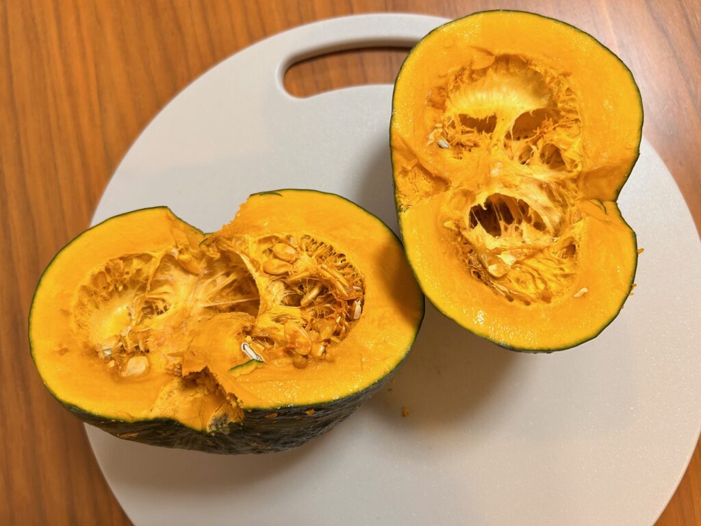半分に切ったかぼちゃ