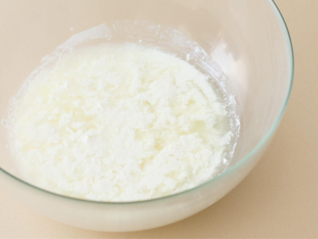 レモンと牛乳を混ぜてレンジで加熱した生地