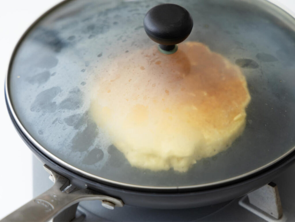フライパンに蓋をしてパンケーキを焼く
