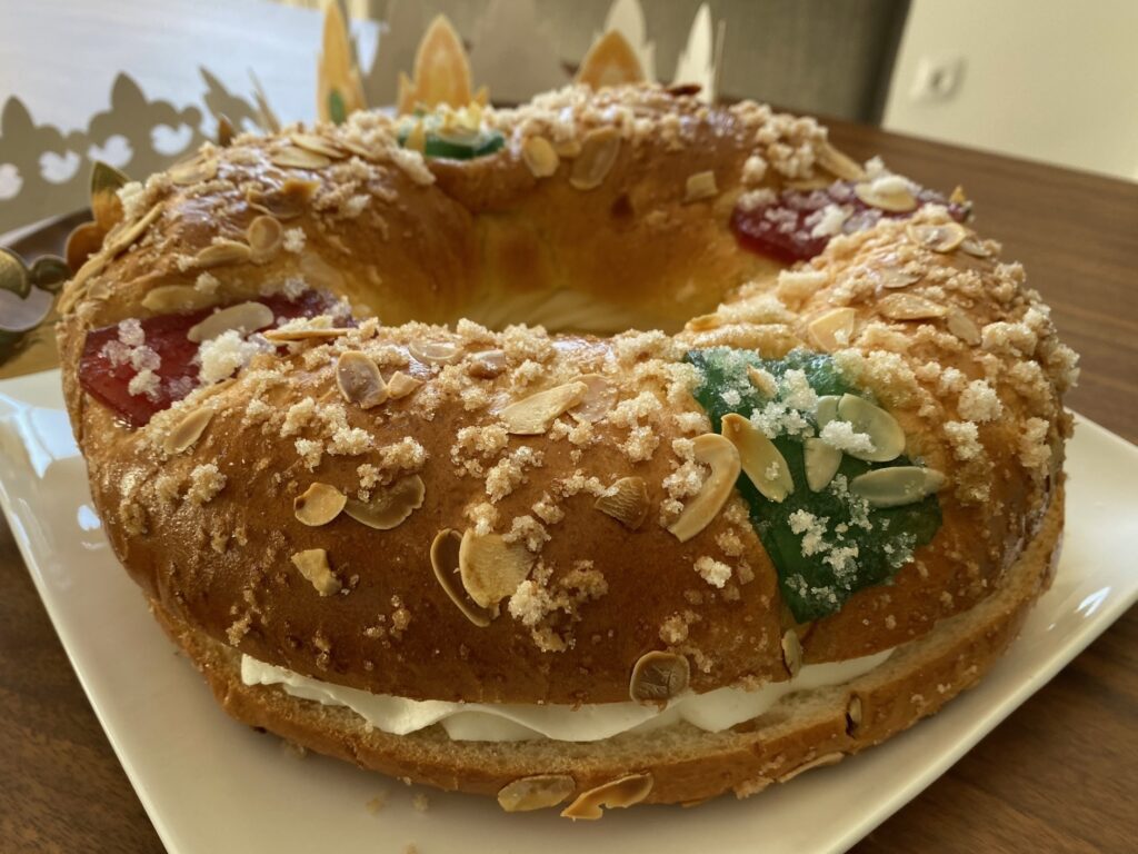スペインで1月6日に家族で食べられるクリスマススイーツでロスコン・デ・レイエス Roscón de Reyesという名前のパン
