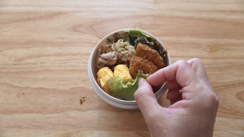 ダイソーのスープジャーに炊き立てご飯を入れたお弁当。おかずはコロッケ、卵焼き、レンコンのひじき煮、マカロニ、豚生姜焼きです。