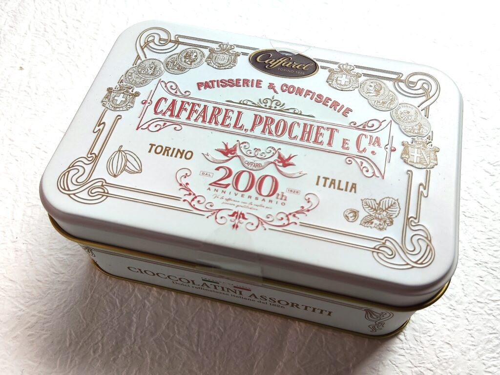 カファレルのチョコレートが入った200周年デザインの白い缶