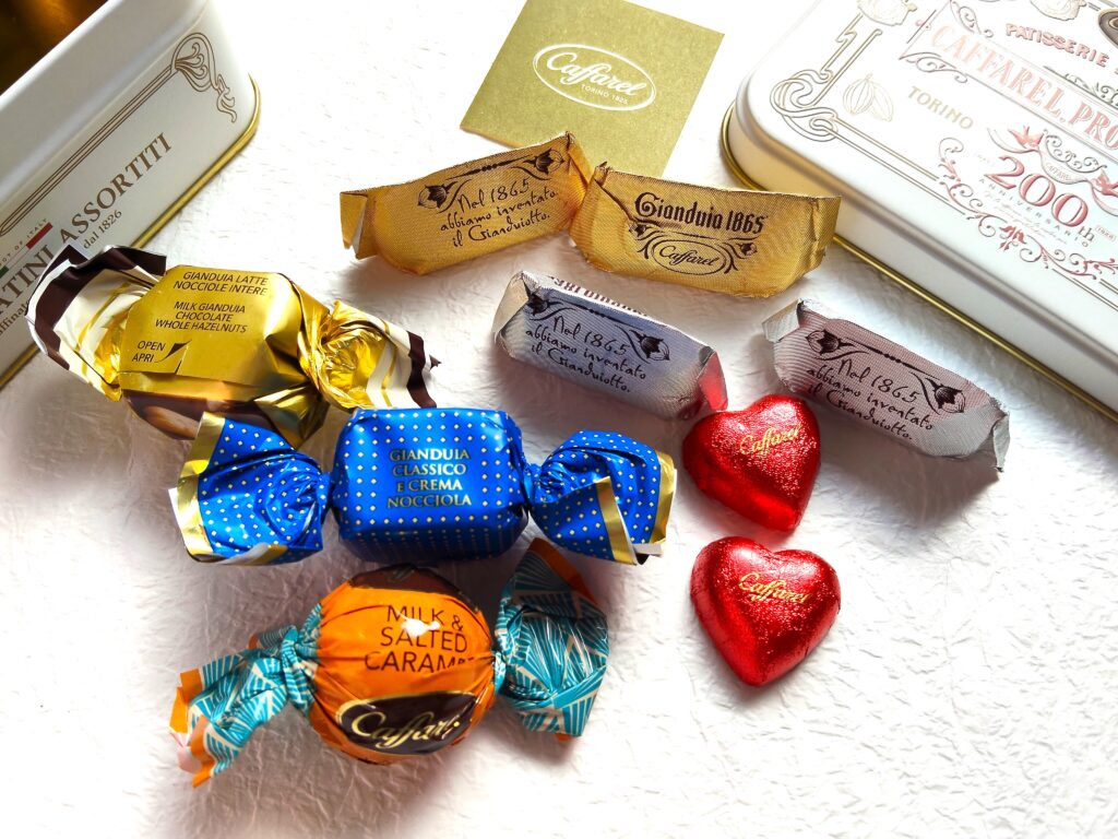 カファレルのジャンドゥーヤに赤いハートのチョコレートなど