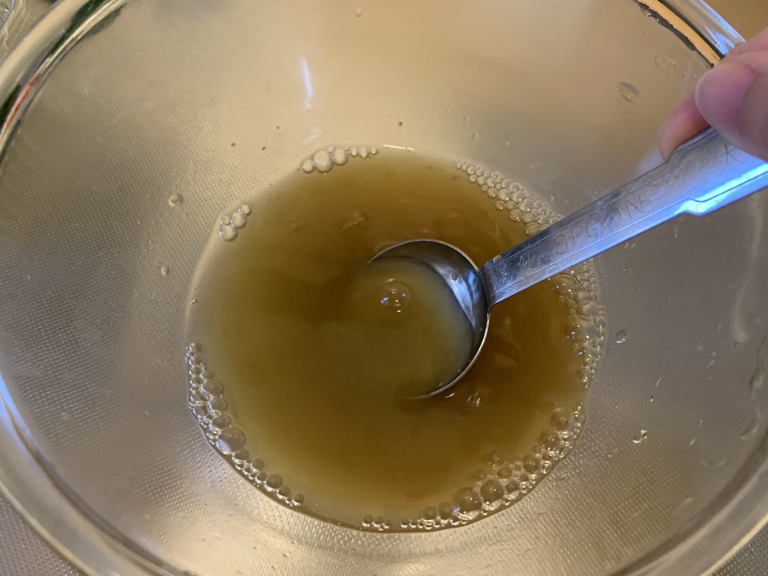 うめこんぶ茶で作る「わかめの酢の物」調味料を混ぜているところ