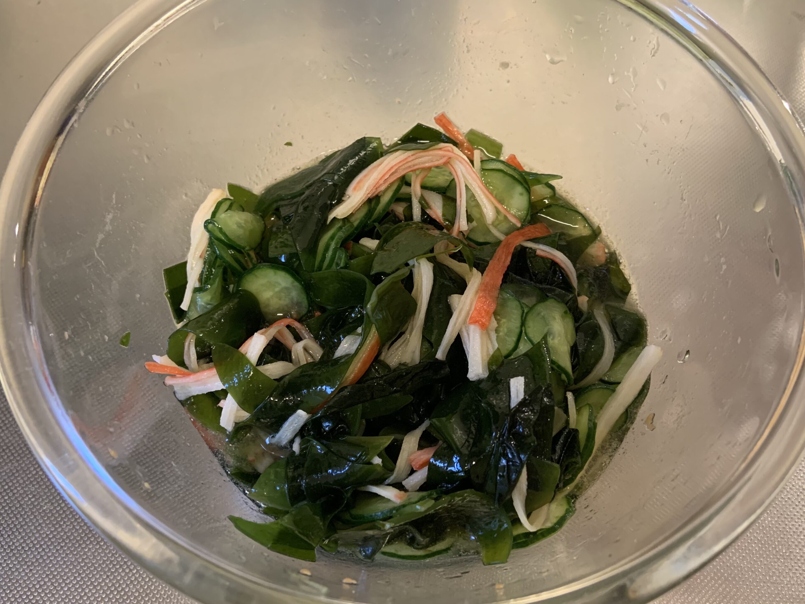 うめこんぶ茶で作る「わかめの酢の物」調味料と具を混ぜたところ