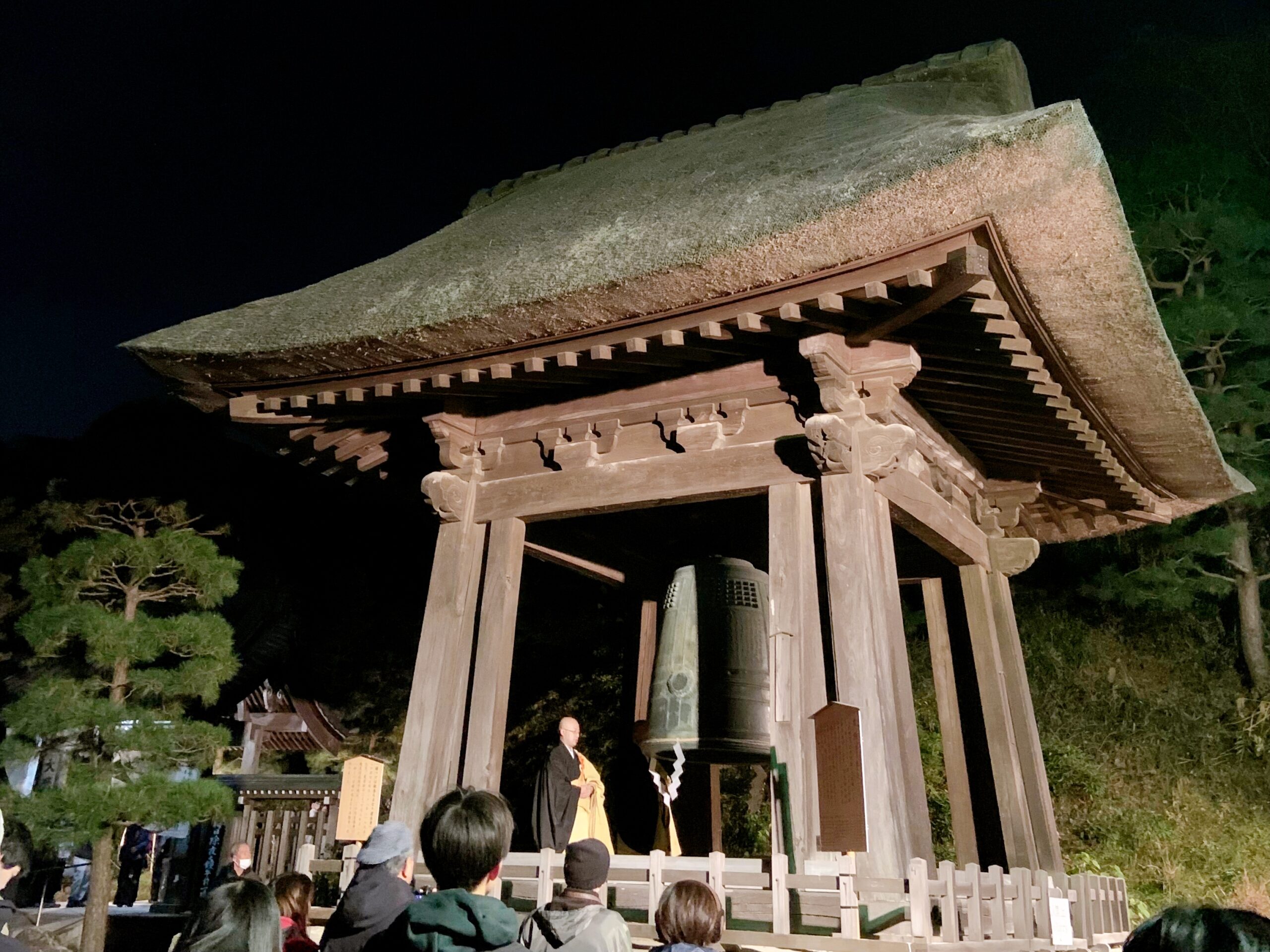 大晦日に鎌倉建長寺の国宝・梵鐘をつく様子