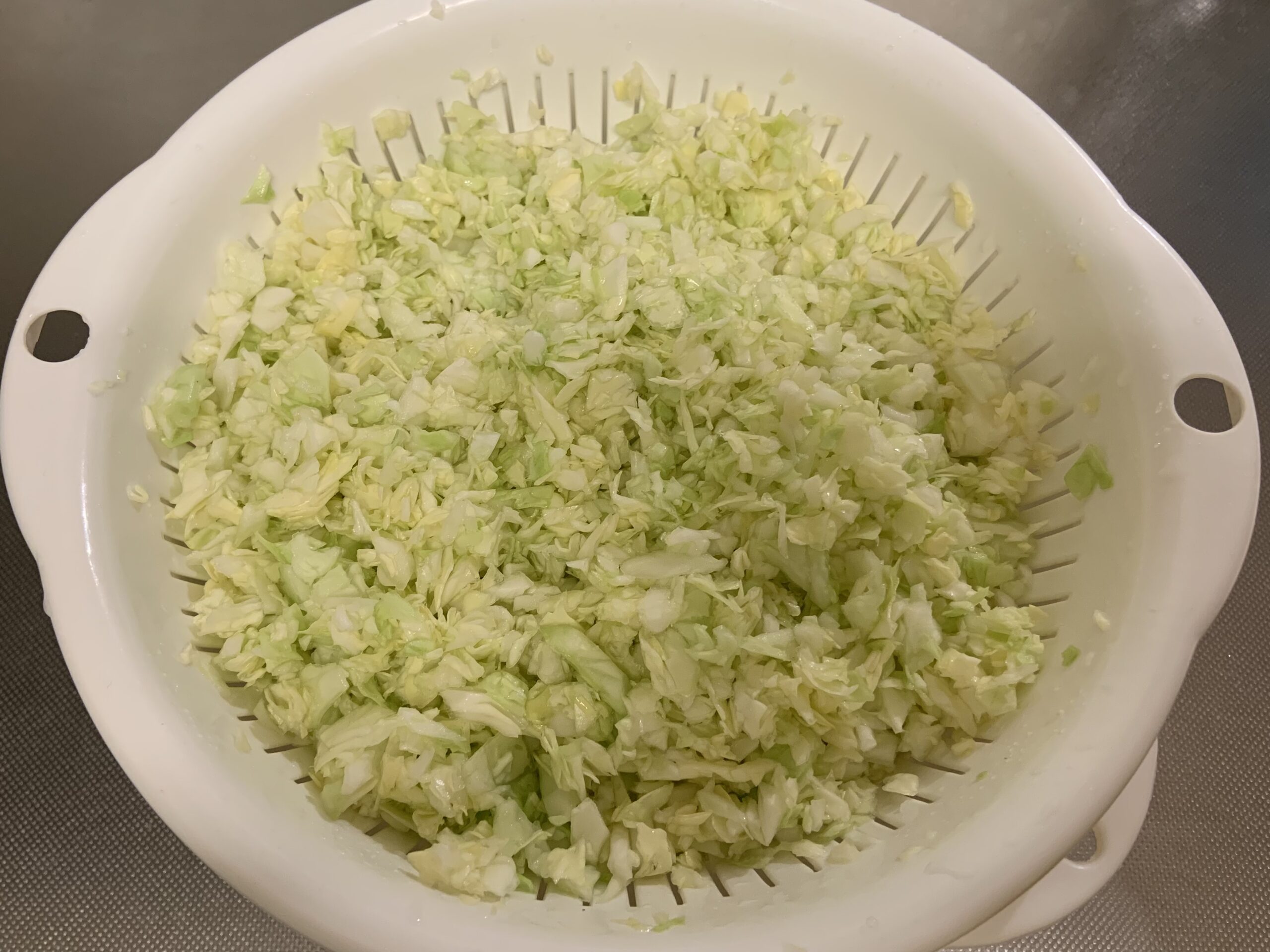 玉露園のこんぶ茶を使った旨みたっぷり和風餃子を作るタネに使うキャベツ