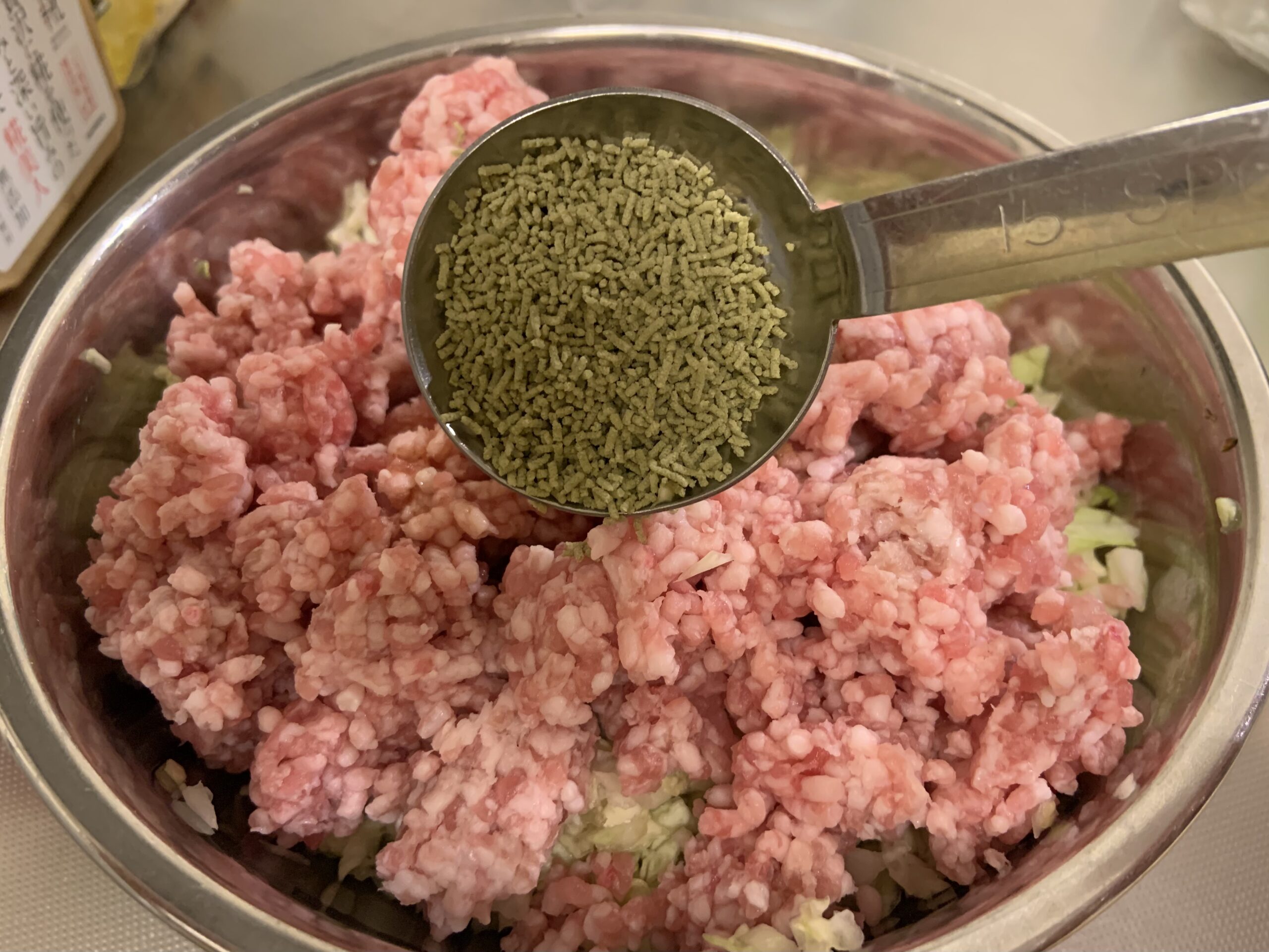 玉露園のこんぶ茶を使った旨みたっぷり和風餃子を作るタネ