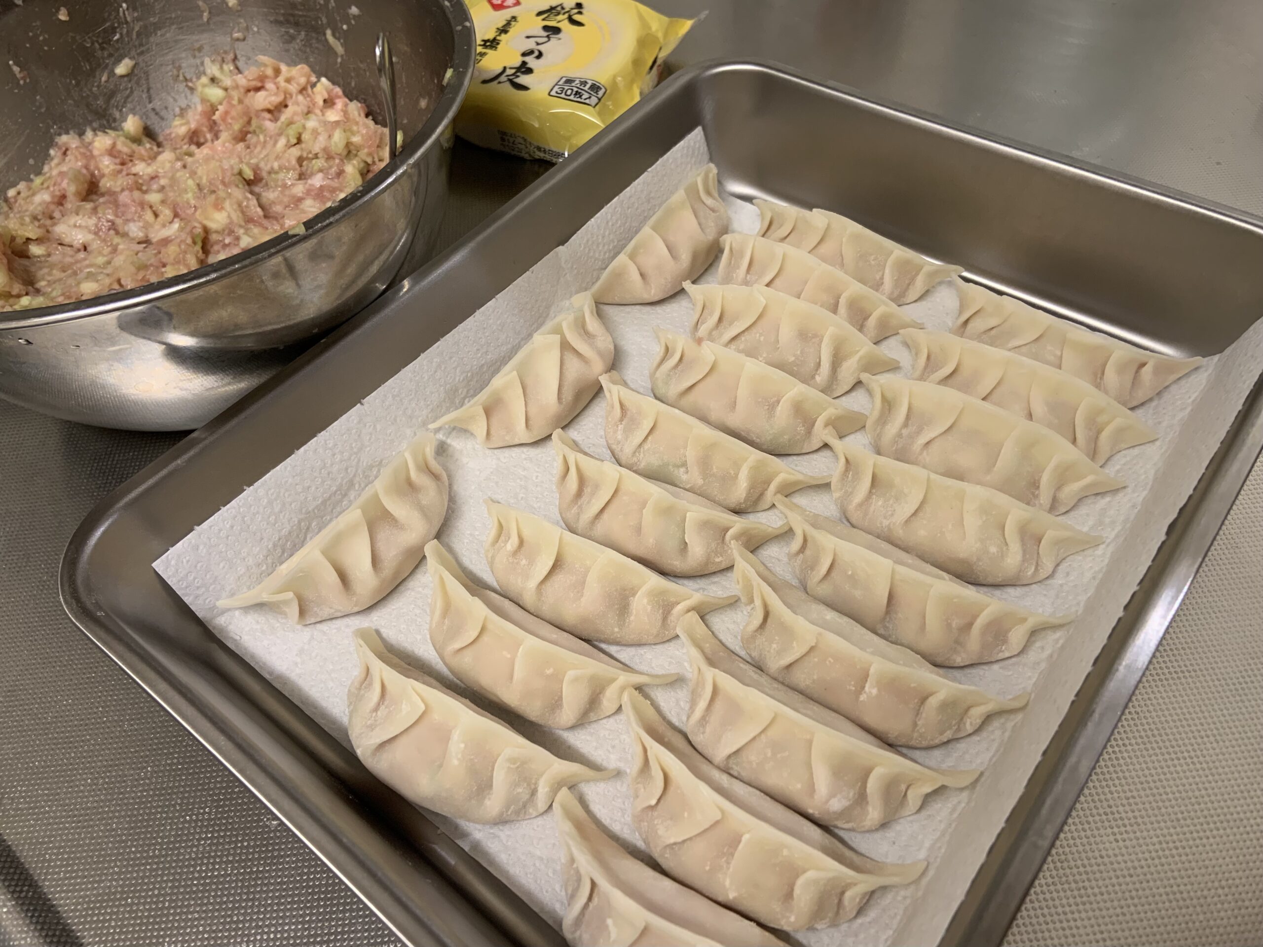 玉露園のこんぶ茶を使った旨みたっぷり和風餃子を作るタネと包んだ餃子