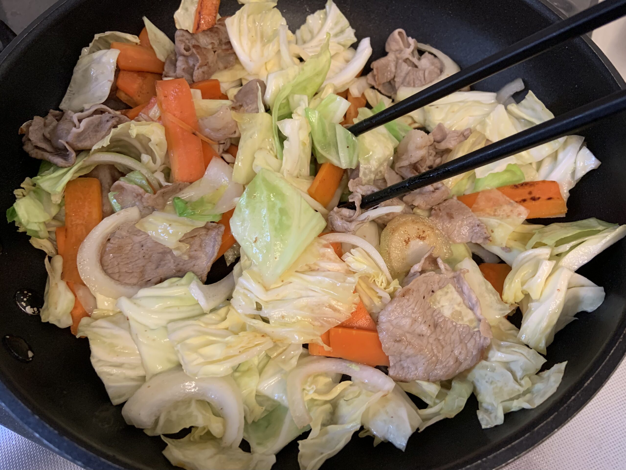 うめこんぶ茶で作る「簡単さっぱり塩焼きそば」具材を炒めているところ