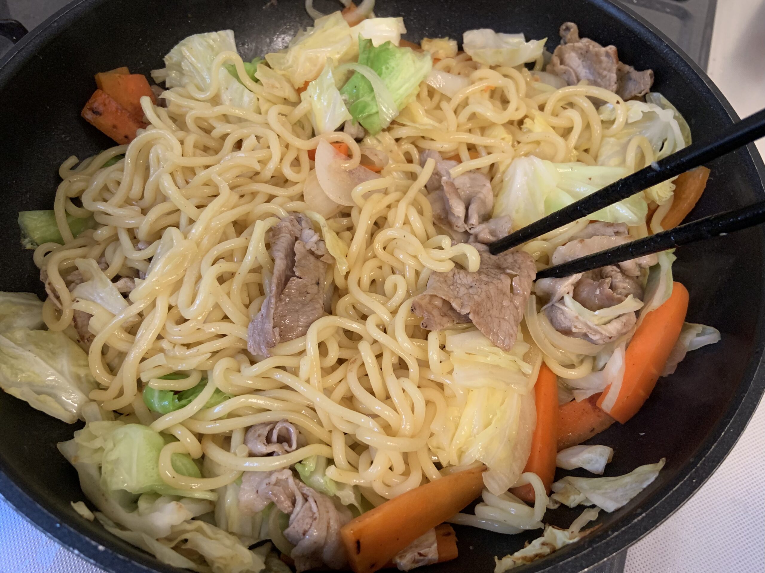 うめこんぶ茶で作る「簡単さっぱり塩焼きそば」具材と麺を炒めているところ
