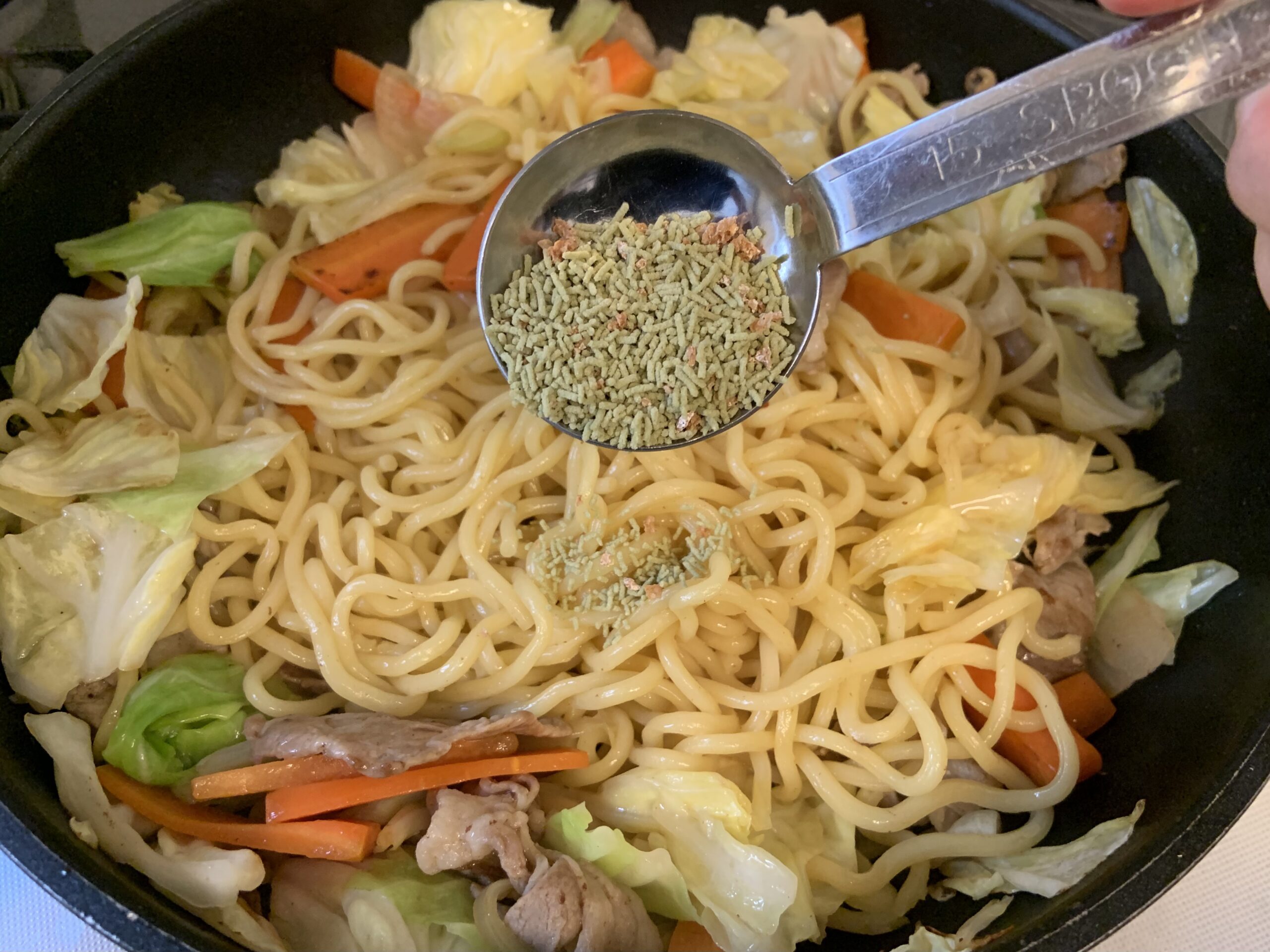 うめこんぶ茶で作る「簡単さっぱり塩焼きそば」味付けの様子