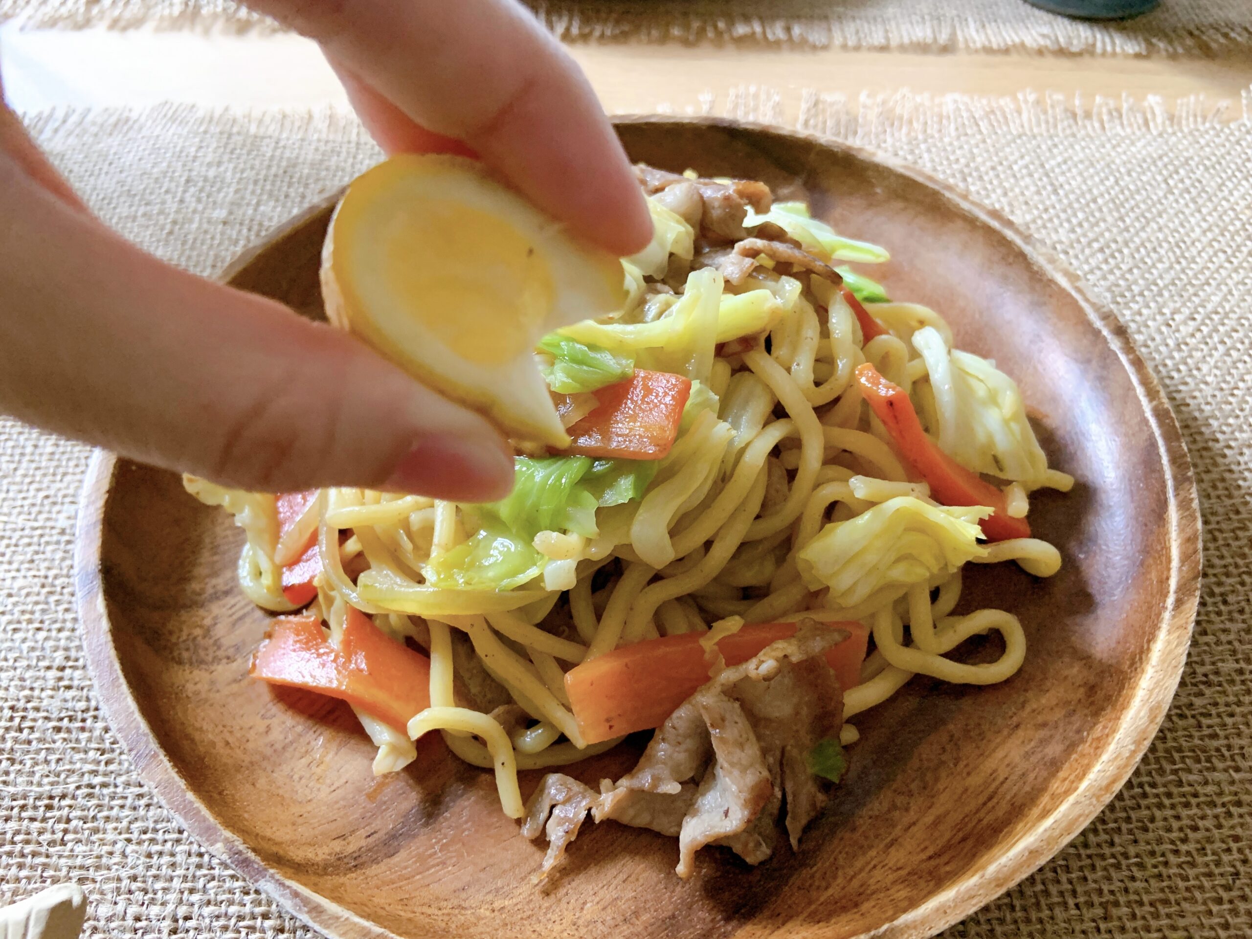 うめこんぶ茶で作る「簡単さっぱり塩焼きそば」レモンを絞っているところ