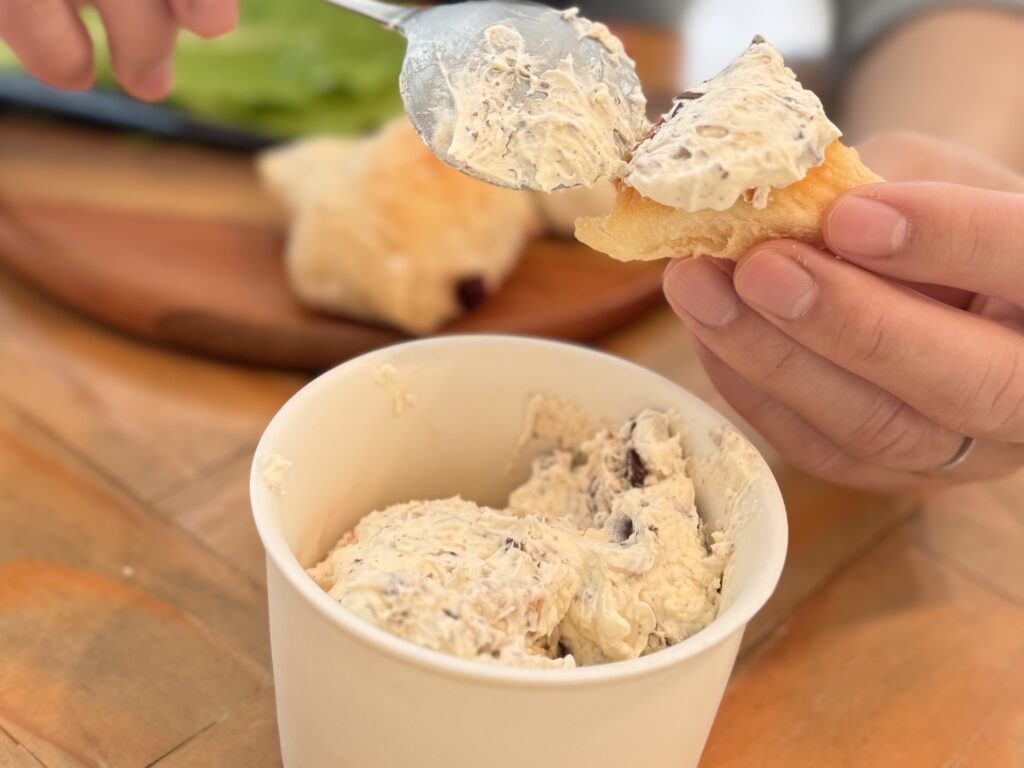 マスカルポーネチーズと生クリームで作ったクリーム
チョコレートとナッツ入り
パンにディップ