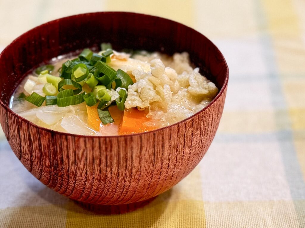 キャベツと人参の味噌汁
玉露園のこんぶ茶で作った天かすをのせて