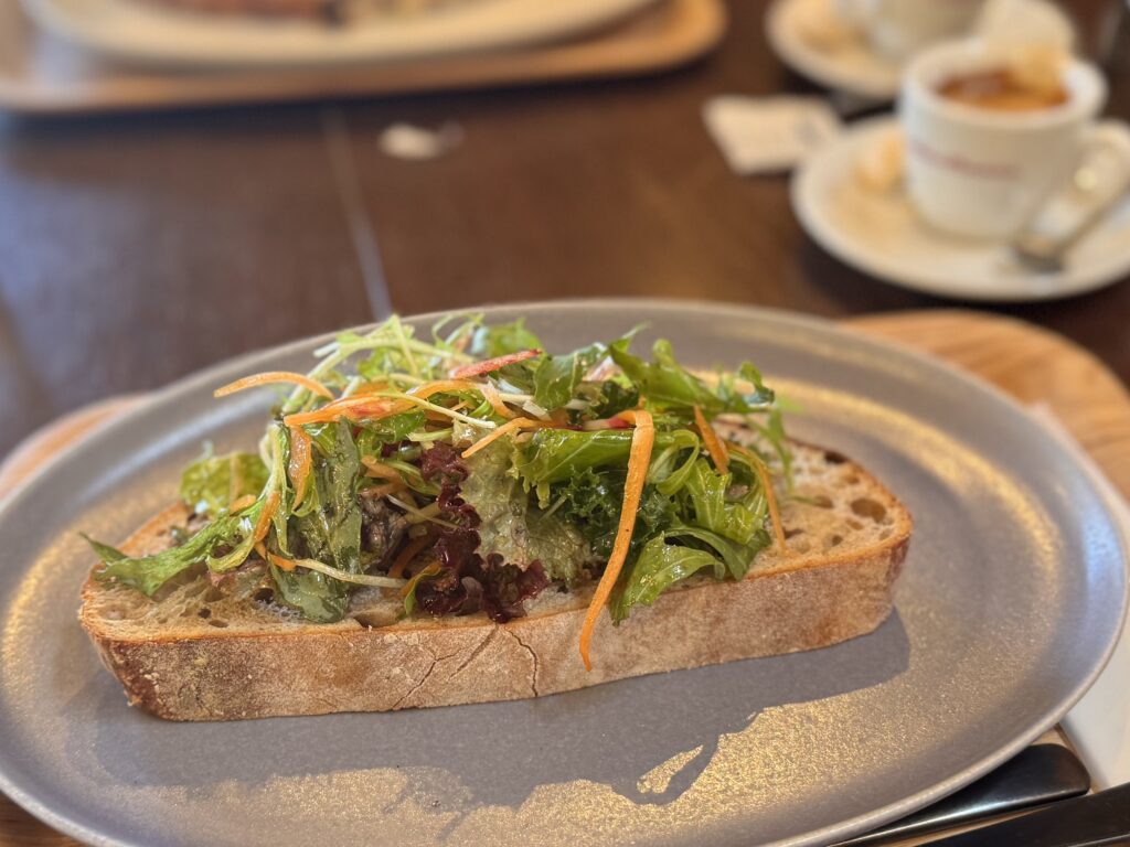 オープンサンド野菜たっぷり