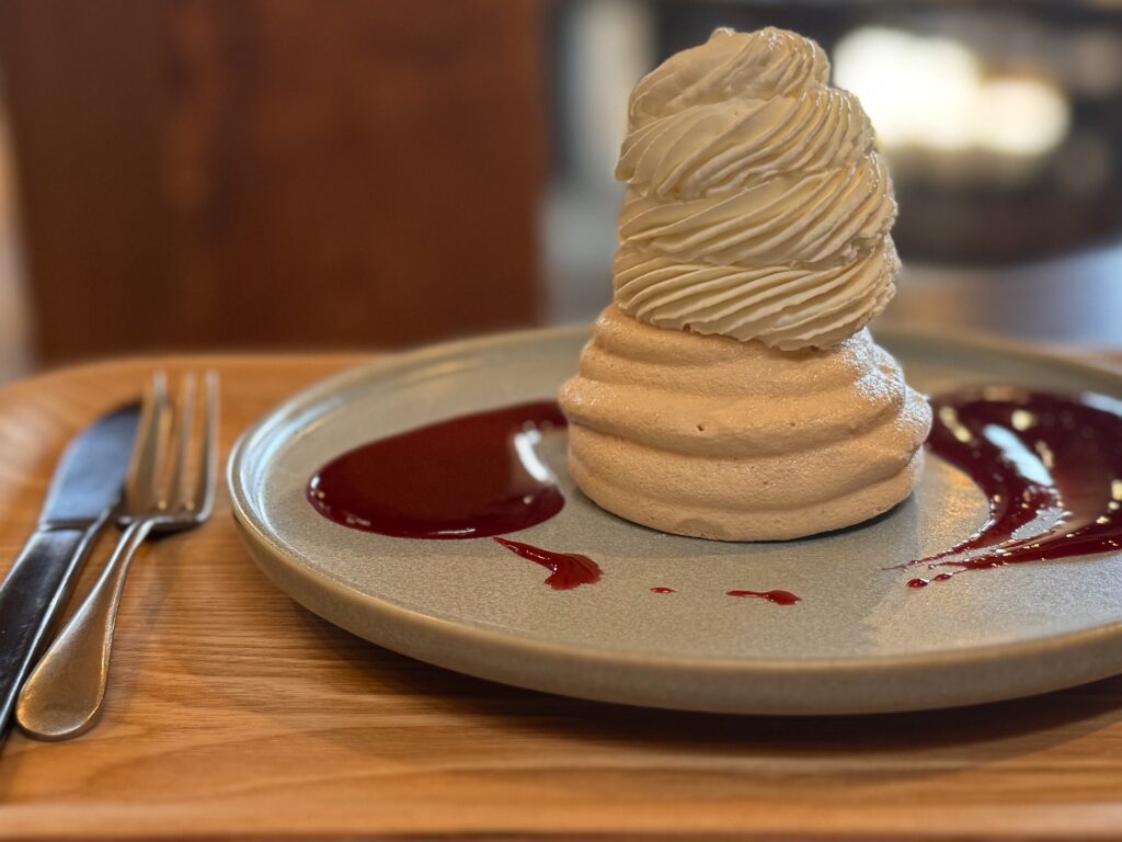 生クリームとマカロンのケーキ