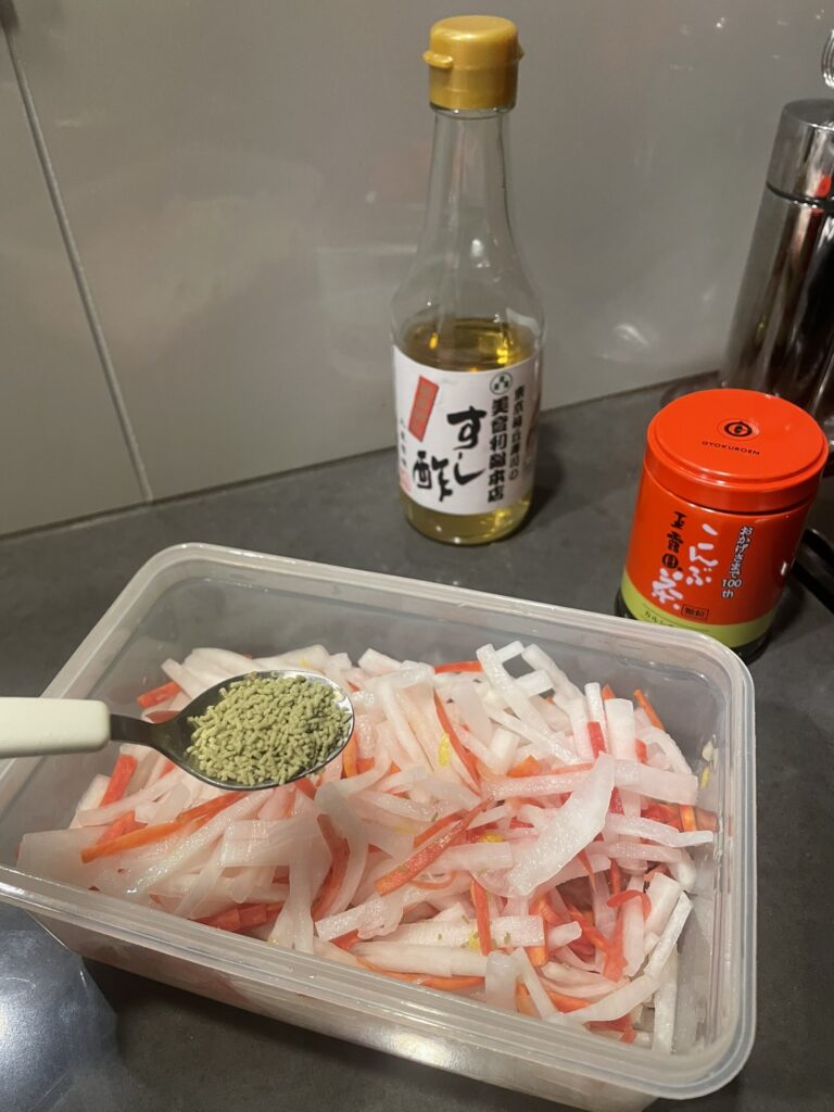 こんぶ茶とすし酢で和えたなます