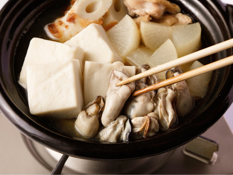 鍋に入ったちくわ、豆腐、大根、牡蠣