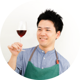 ワイングラスを持った今井亮さん