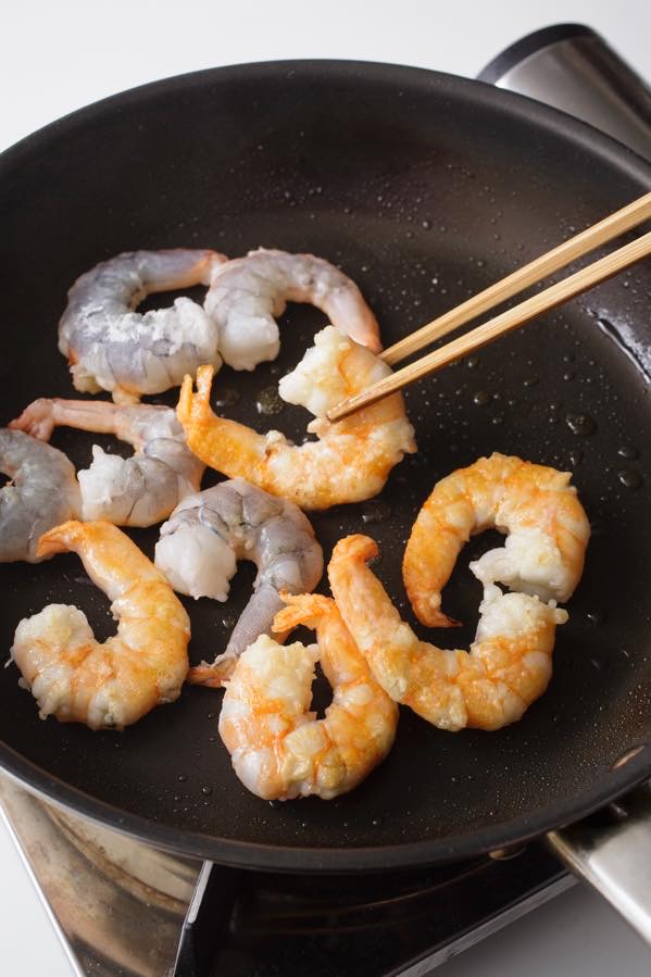 えびを焼き、一度取り出す
