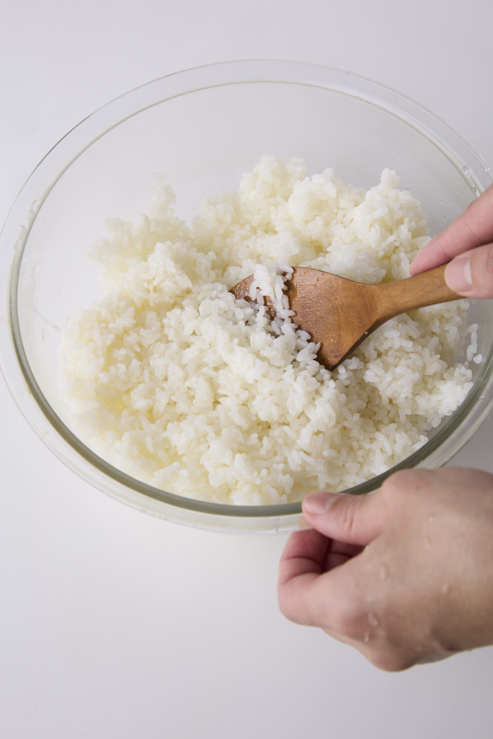 しゃもじでご飯を切るようにして混ぜる