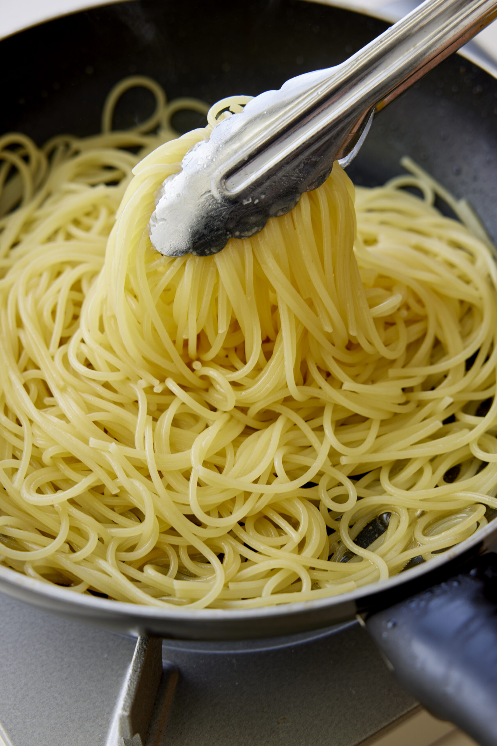 ゆでたスパゲティを加え、全体をなじませる