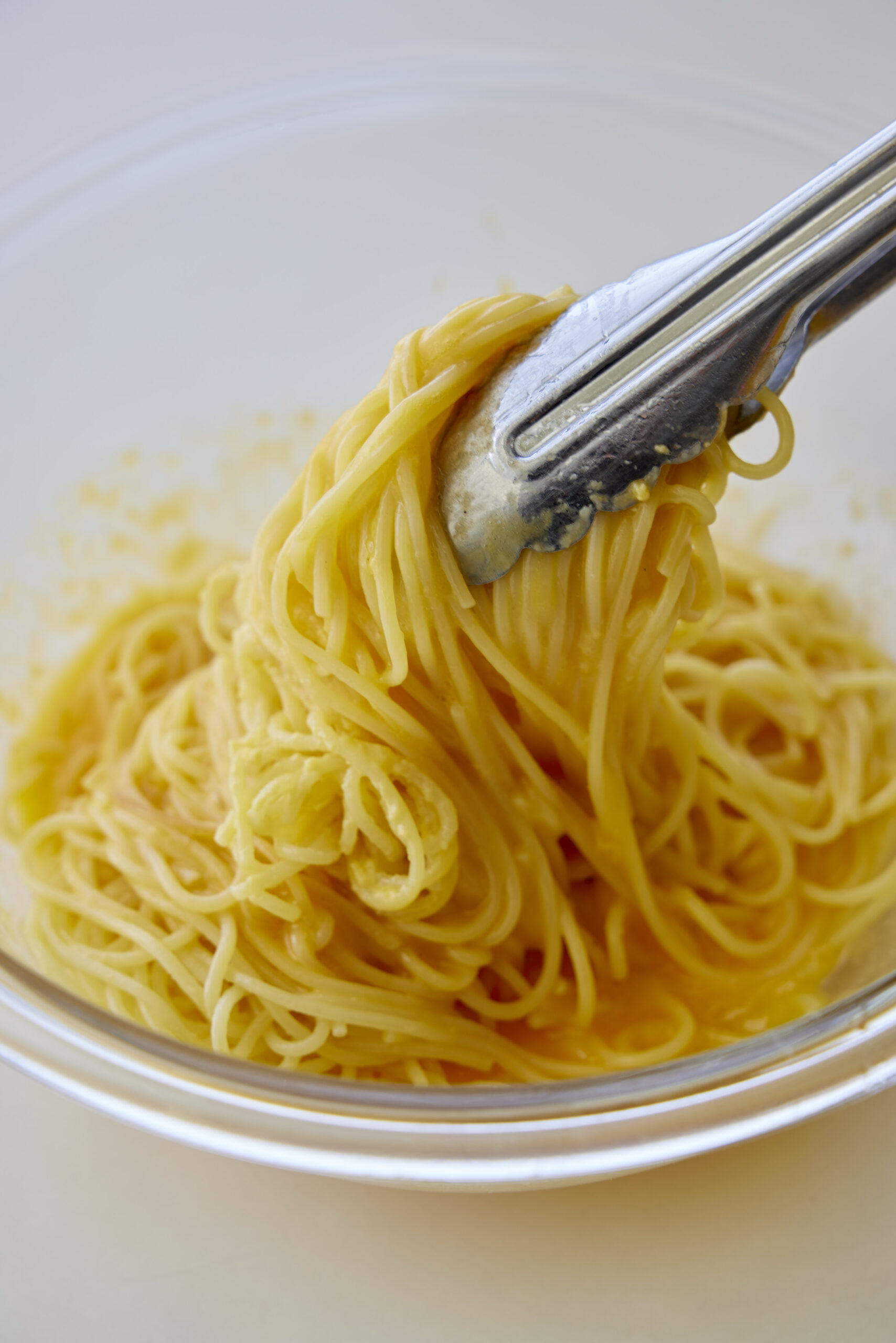 スパゲティを入れ、余熱でソースに火を通す