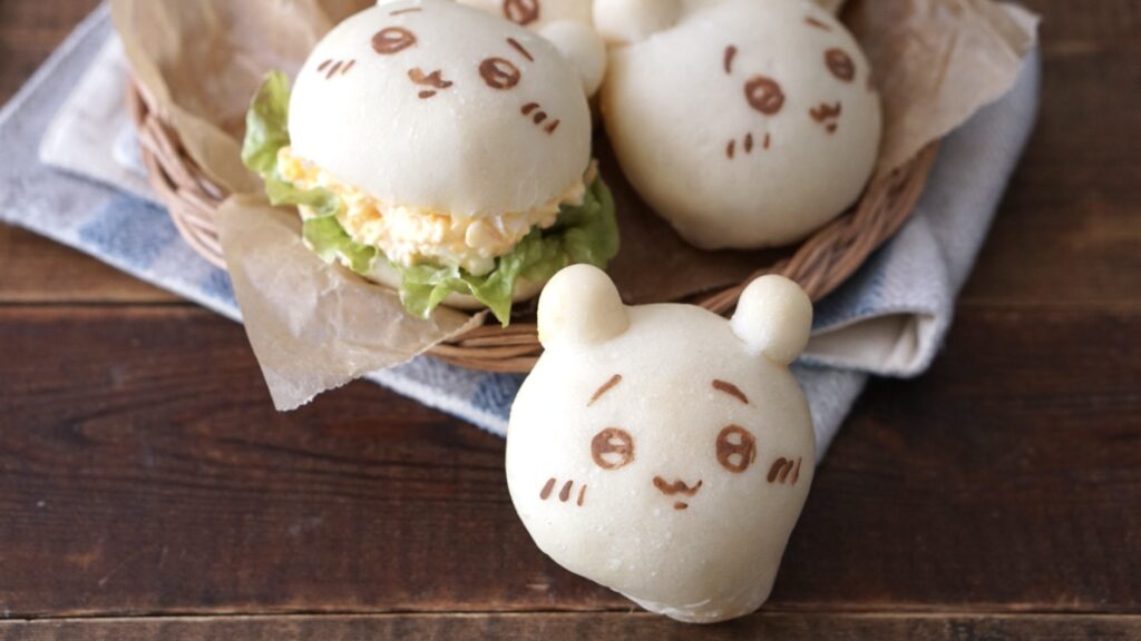 ちいかわパンを焼きました。白パンにして、顔はお湯でといたココアで描きます。卵サンドにしたら美味しかった。
