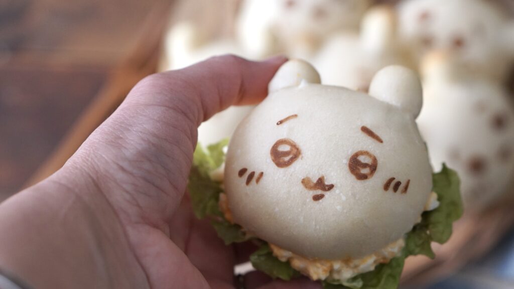 ちいかわパンを焼きました。白パンにして、顔はお湯でといたココアで描きます。卵サンドにしたら美味しかった。