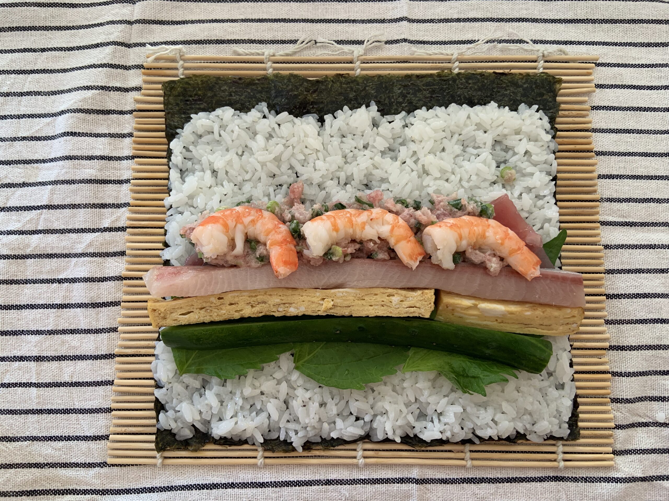 節分の恵方巻き、7種類の具を乗せたところ