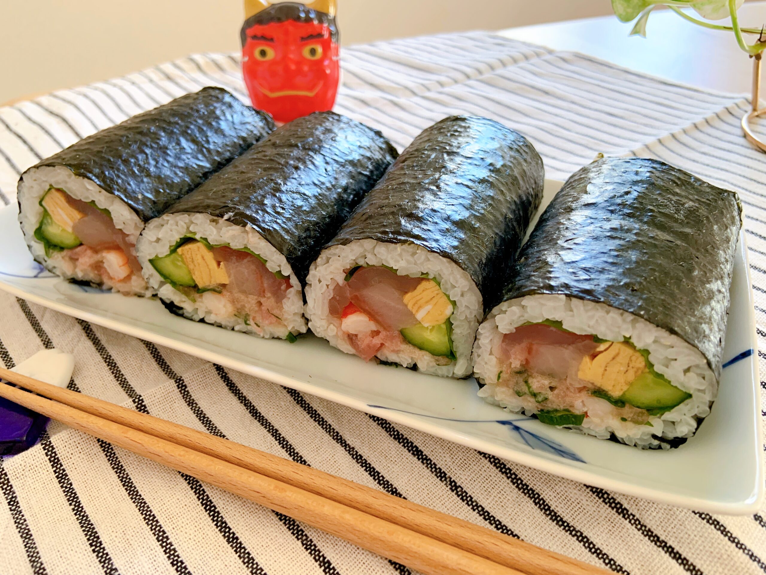 7種類の具を巻いた節分の恵方巻きを並べたところ