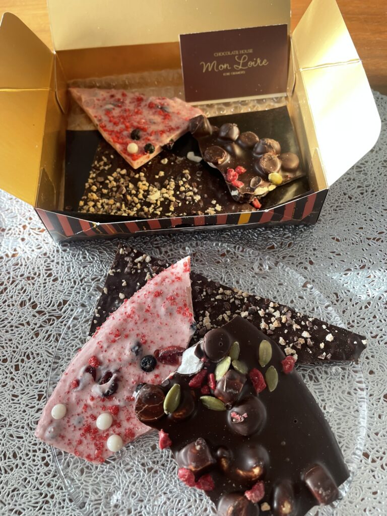 箱に入ったモンロワールの割れチョコ