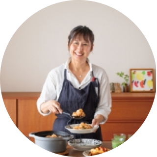調理中の八木 佳奈さん