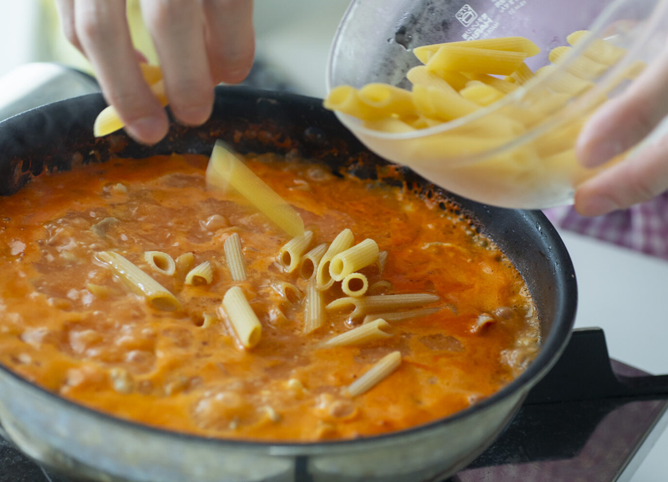 パスタを加えている様子
