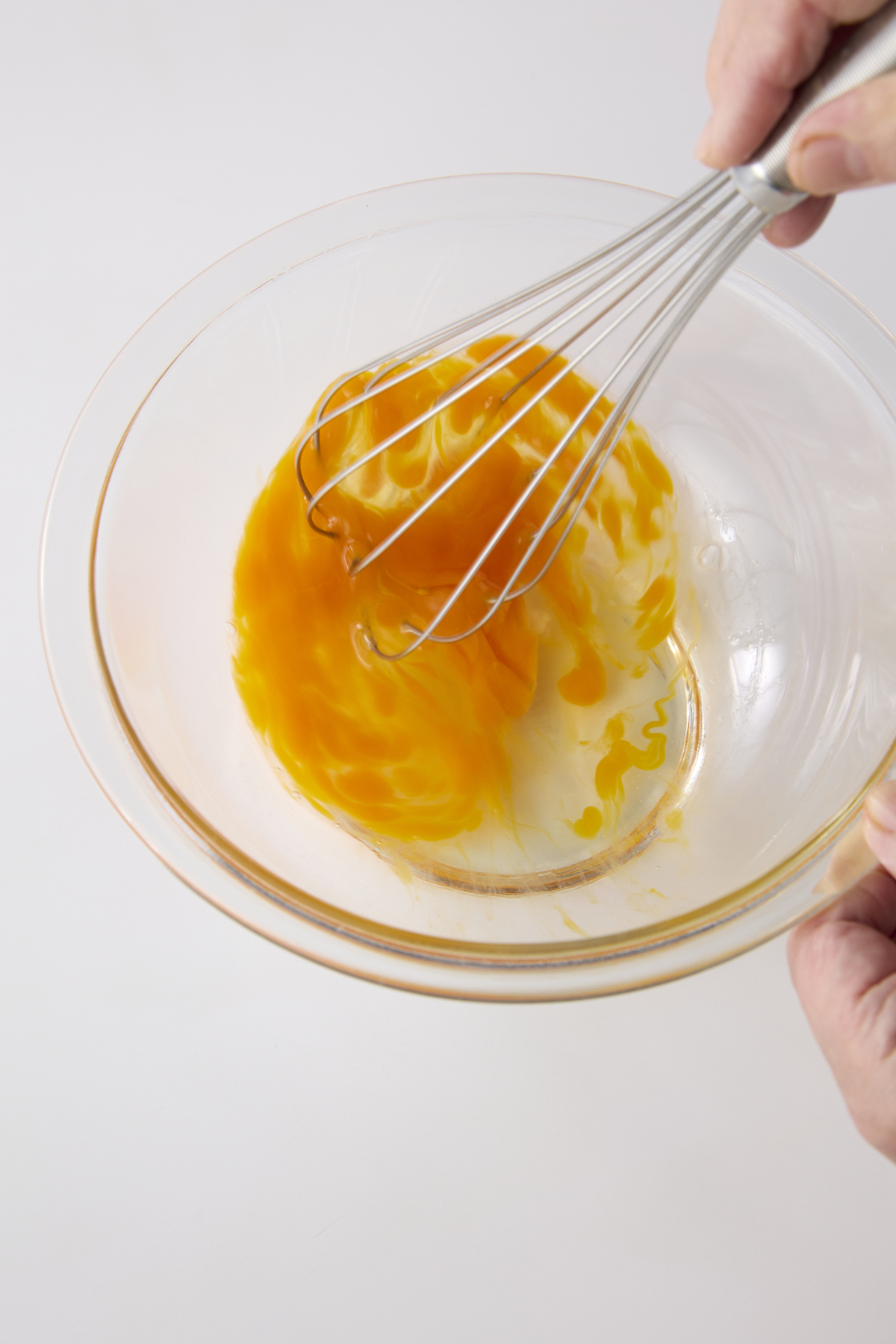 卵を泡立て器で混ぜる