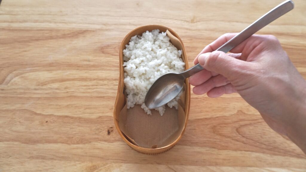曲げわっぱでタイパ弁当。平たく焼いた卵と冷凍しゅうまい、インゲンのベーコン炒めを詰めて大満足なお弁当。